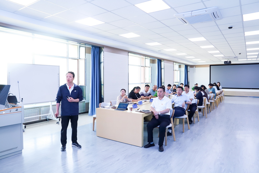 2023年9月6日 十大菠菜软件平台排名产业学院建设工作推进会 (6)_调整大小.jpg